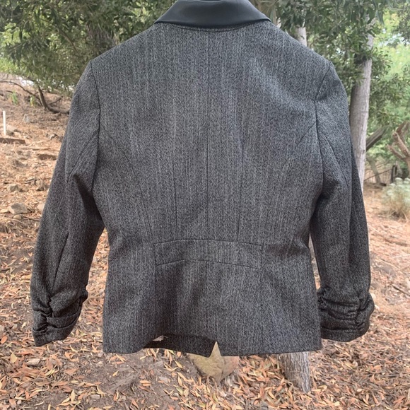 Express women’s skirt suit - Picture 3 of 8